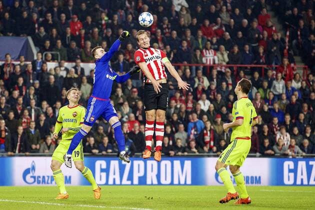 Fußball, Champions League, PSV Eindhoven - ZSKA Moskau (L-R) Sergei Ignashevich of CSKA Moscow, goalkeeper Igor Akinfeev of CSKA Moscow, Luuk de Jong of PSV, Sergei Ignashevich of CSKA Moscow during the UEFA Champions League match between PSV Eindhoven and CSKA Moscow on December 8, 2015 at the Philips stadium in Eindhoven, The Netherlands. PSV v CSKA Moscow UEFA Champions League 2015 2016 xVIxxIVx 4675587