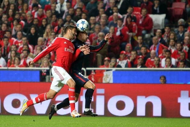 Fußball, Champions League, Benfica Lissabon - Atletico Madrid Dec. 8, 2015 - Lisbon, Portugal - Benfica s defender Lisandro Lopez vies with Atletico Madrid s midfielder Antoine Griezmann during the UEFA Champions League Group C football match between SL Benfica and Atletico de Madrid at the Luz stadium in Lisbon, Portugal on December 8, 2015. UEFA Champions League football match SL Benfica vs Atletico de Madrid  - ZUMAn230
