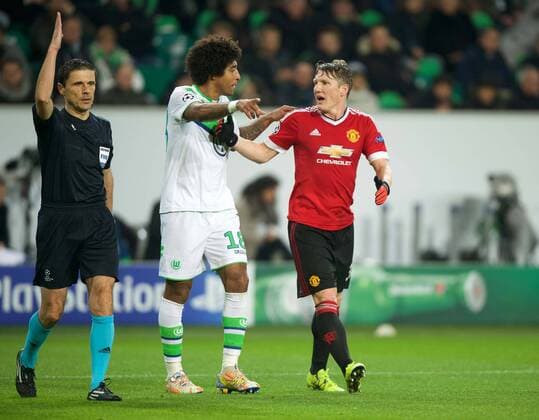 Fußball, Champions League, VfL Wolfsburg - Manchester United Fussball Wolfsburg 08.12..2015 Champions League VFLWolfsburg - Manchester United ManU BASTIAN SCHWEINSTEIGER (MANCHESTER, NO.31) DANTE (WOLFSBURG, NO.18) Schiedsrichter Milorad Mazic