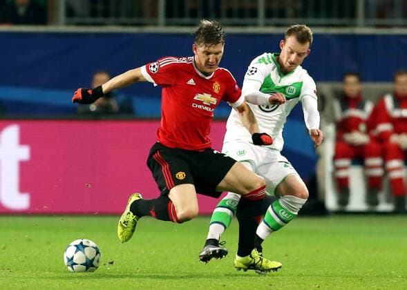 Fußball, Champions League, VfL Wolfsburg - Manchester United Bastian Schweinsteiger, Maximilian Arnold Aktion Spielszene Zweikampf Fußball Fussball UEFA Championsleague Herren Saison 2015 2016 08.12.2015 VfL Wolfsburg vs. Manchester United ManU FC ManU