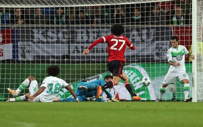 Fußball, Champions League, VfL Wolfsburg - Manchester United Dante, Marouane Fellaini, Torwart Diego Benaglio, Vieirinha Aktion Spielszene Zweikampf Fußball Fussball UEFA Championsleague Herren Saison 2015 2016 08.12.2015 VfL Wolfsburg vs. Manchester United ManU FC ManU