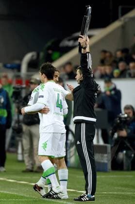 Fußball, Champions League, VfL Wolfsburg - Manchester United 08.12.2015, xjhx, Fussball UEFA Champions League, VfL Wolfsburg - Manchester United ManU emspor v.l. Ricardo Rodriguez (VfL Wolfsburg) verlaesst verletzt den Platz, Marcel Schaefer (VfL Wolfsburg), Auswechselung, Einwechselung