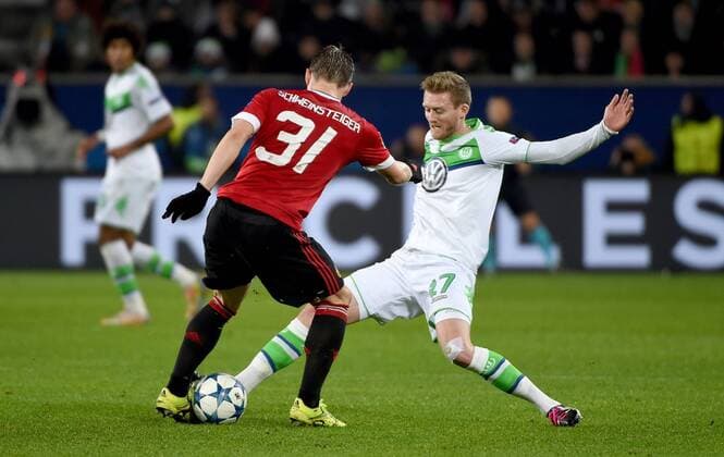 Fußball, Champions League, VfL Wolfsburg - Manchester United 08.12.2015, xjhx, Fussball UEFA Champions League, VfL Wolfsburg - Manchester United ManU emspor v.l. Bastian Schweinsteiger (Manchester United), Andre Schuerrle (VfL Wolfsburg)