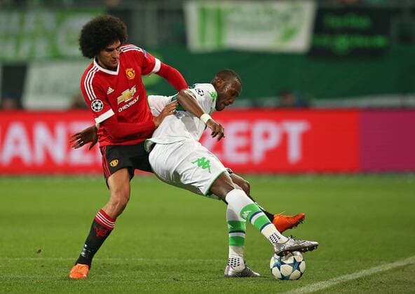 Fußball, Champions League, VfL Wolfsburg - Manchester United 08.12.2015, Fussball UEFA Champions League 2015 2016, Gruppenphase, 6.Spieltag, VfL Wolfsburg - Manchester United ManU in der Volkswagen Arena, Wolfsburg. v.l. Marouane Fellaini (Manchester United) gegen Josuha Guilavogui (Wolfsburg) 