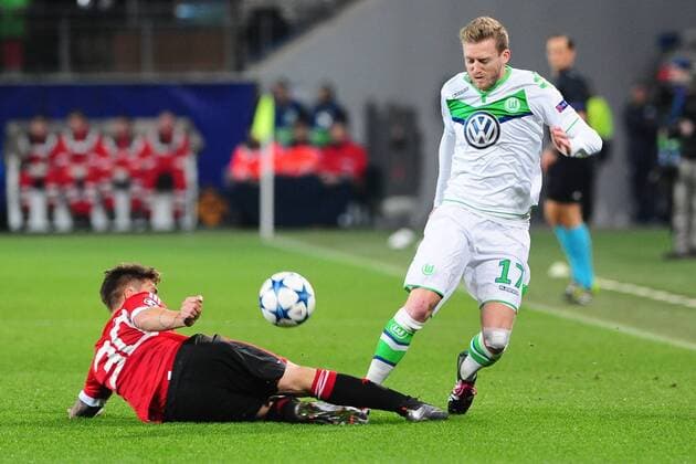 Fußball, Champions League, VfL Wolfsburg - Manchester United Fussball Champions League Vorrunde 6. Spieltag VfL Wolfsburg - Manchester United ManU am 08.12.2015 in der Volkswagen Arena in Wolfsburg Guillermo Varela ( Manchester United ), links - Andre Schürrle ( Wolfsburg ), rechts xPBJPGx