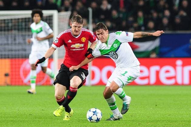 Fußball, Champions League, VfL Wolfsburg - Manchester United Fussball Champions League Vorrunde 6. Spieltag VfL Wolfsburg - Manchester United ManU am 08.12.2015 in der Volkswagen Arena in Wolfsburg Bastian Schweinsteiger ( Manchester United ), links - Max Kruse ( Wolfsburg ), rechts xPBJPGx