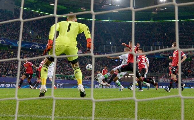 Fußball, Champions League, VfL Wolfsburg - Manchester United 08.12.2015, xjhx, Fussball UEFA Champions League, VfL Wolfsburg - Manchester United ManU emspor v.l. David de Gea (Manchester United), Naldo (VfL Wolfsburg) Goal scored, Tor zum 1:1