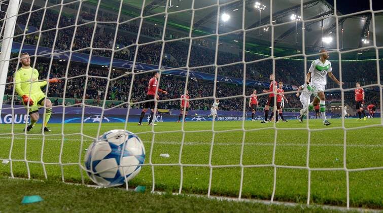 Fußball, Champions League, VfL Wolfsburg - Manchester United 08.12.2015, xjhx, Fussball UEFA Champions League, VfL Wolfsburg - Manchester United ManU emspor v.l. David de Gea (Manchester United), Naldo (VfL Wolfsburg) Goal scored, Tor zum 1:1