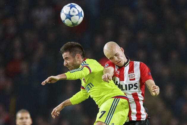 Fußball, Champions League, PSV Eindhoven - ZSKA Moskau (L-R) Zoran Tosic of CSKA Moscow, Jorrit Hendrix of PSV during the UEFA Champions League match between PSV Eindhoven and CSKA Moscow on December 8, 2015 at the Philips stadium in Eindhoven, The Netherlands. PSV v CSKA Moscow UEFA Champions League 2015 2016 xVIxxIVx 4675730