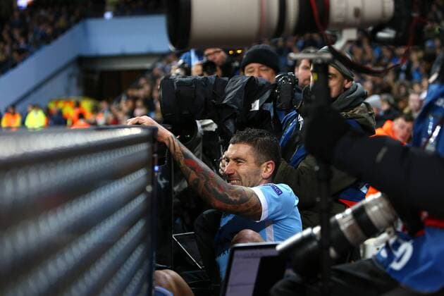 Bilder des Tages - SPORT Fußball, Champions League, Manchester City - Borussia Mönchengladbach Aleksander Kolarov of Manchester City ends up amongst the photographers after falling over the advertising boards - Manchester City vs Monchengladbach - UEFA Champions League - Etihad Stadium - Manchester - 08 12 2015 Pic Philip Oldham SportImage EDITORIAL USE ONLY. No use with unauthorised audio, video, data, fixture lists, club league logos or live services. Online in-match use limited to 120 images, no video emulation. No use in betting, games or single club league player publications.