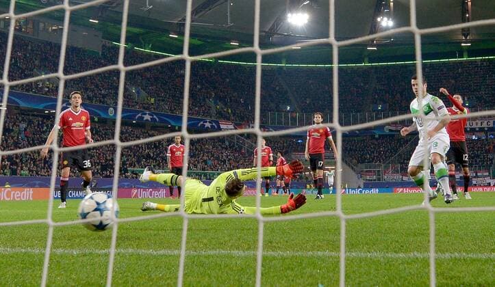 Fußball, Champions League, VfL Wolfsburg - Manchester United 08.12.2015, xjhx, Fussball UEFA Champions League, VfL Wolfsburg - Manchester United ManU emspor v.l. David de Gea (Manchester United), Vieirinha (VfL Wolfsburg) Goal scored, Tor zum 2:1