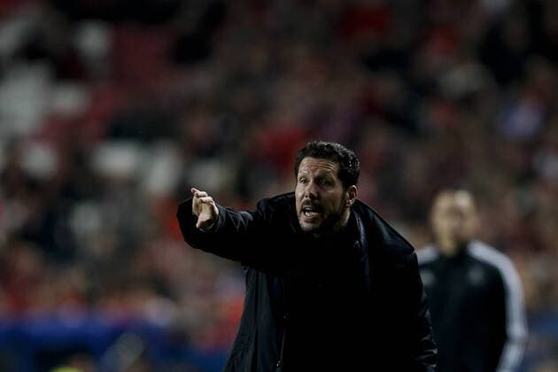 Fußball, Champions League, Benfica Lissabon - Atletico Madrid Dec. 8, 2015 - Lisbon, Portugal - Atletico Madrid s coach Diego Simeone issues instructions during the Champions League football match between SL Benfica and Atletico de Madrid at Luz Stadium in Lisbon on December 8, 2015. NURPHOTO CARLOS PALMA. FBL-EUR-C1-BENFICA-ATLETICO  - ZUMAn230
