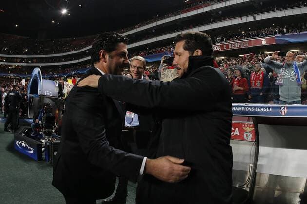 Fußball, Champions League, Benfica Lissabon - Atletico Madrid Dec. 8, 2015 - Lisbon, Portugal - Benfica s coach Rui Vitoria (L) cheers Atletico Madrid s coach Diego Simeone (R) during the Champions League football match between SL Benfica and Atletico de Madrid at Luz Stadium in Lisbon on December 8, 2015. NURPHOTO CARLOS PALMA. FBL-EUR-C1-BENFICA-ATLETICO  - ZUMAn230