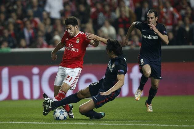 Fußball, Champions League, Benfica Lissabon - Atletico Madrid Dec. 8, 2015 - Lisbon, Portugal - Benfica s forward Pizzi (L) vies for the ball with Atletico Madrid s defender Stefan Savic (R) during the Champions League football match between SL Benfica and Atletico de Madrid at Luz Stadium in Lisbon on December 8, 2015. NURPHOTO CARLOS PALMA. FBL-EUR-C1-BENFICA-ATLETICO  - ZUMAn230