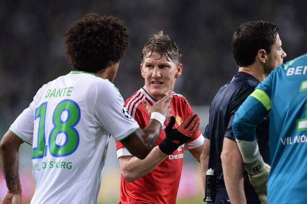 Fußball, Champions League, VfL Wolfsburg - Manchester United Fußball Champions League Gruppenphase 6. Spieltag VfL Wolfsburg - Manchester United ManU am 08.12.2015 in der Volkswagen Arena in Wolfsburg Bastian Schweinsteiger ( Manchester ), mitte diskutiert mit Dante ( Wolfsburg ), links xTTx