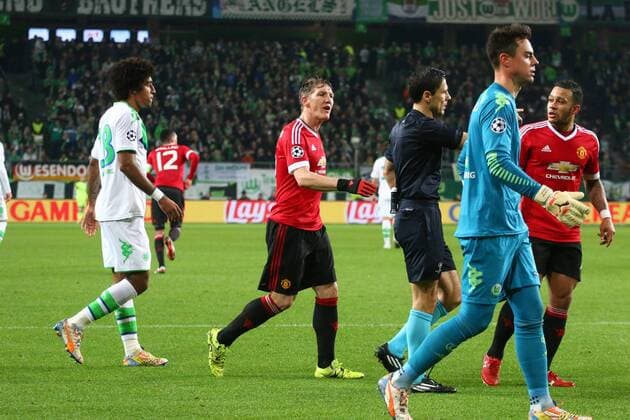 Fußball, Champions League, VfL Wolfsburg - Manchester United Wolfsburg Bastian Schweinsteiger ( 31, Manchester United ManU diskutiert mit dem Schiedsricher, VfL Wolfsburg vs. Manchester United, Fussball, UEFA CL, 08.12.2015, Copyright: Hundt Eibner-Pressefoto EP_MHT
