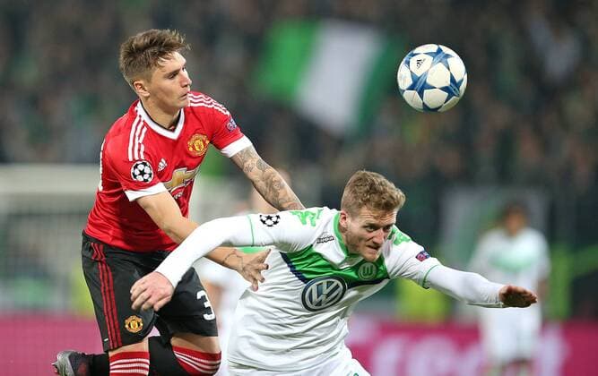 Fußball, Champions League, VfL Wolfsburg - Manchester United 08.12.2015, Fussball UEFA Champions League 2015 2016, Gruppenphase, 6.Spieltag, VfL Wolfsburg - Manchester United ManU in der Volkswagen Arena, Wolfsburg. v.l. Guillermo Varela (Manchester United) gegen Andre Schürrle (Wolfsburg) 