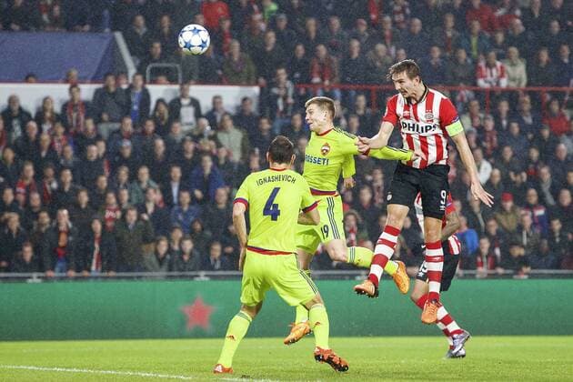 Fußball, Champions League, PSV Eindhoven - ZSKA Moskau (L-R) Sergei Ignashevich of CSKA Moscow, Aleksandrs Cauna of CSKA Moscow, Luuk de Jong of PSV during the UEFA Champions League match between PSV Eindhoven and CSKA Moscow on December 8, 2015 at the Philips stadium in Eindhoven, The Netherlands. PSV v CSKA Moscow UEFA Champions League 2015 2016 xVIxxIVx 4675870