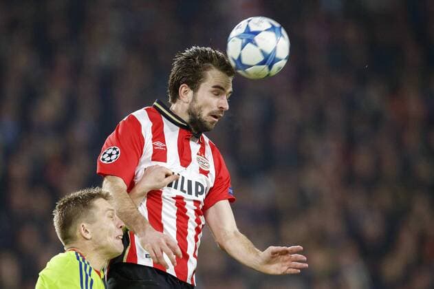 Fußball, Champions League, PSV Eindhoven - ZSKA Moskau (L-R) Aleksandrs Cauna of CSKA Moscow, Davy Propper of PSV during the UEFA Champions League match between PSV Eindhoven and CSKA Moscow on December 8, 2015 at the Philips stadium in Eindhoven, The Netherlands. PSV v CSKA Moscow UEFA Champions League 2015 2016 xVIxxIVx 4675872