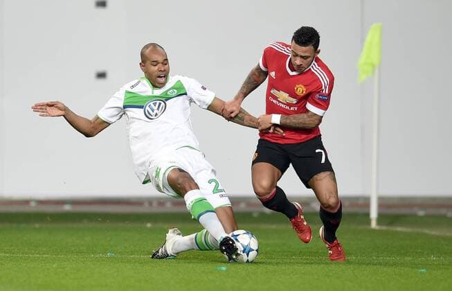 FUSSBALL CHAMPIONS LEAGUE SAISON 2015 2016 VORRUNDE VfL Wolfsburg - Manchester United ManU 08.12.2015 Naldo (VfL Wolfsburg) gegen Memphis Depay (re, Manchester United FC) 