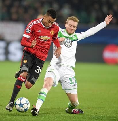 Fußball, Champions League, VfL Wolfsburg - Manchester United FUSSBALL CHAMPIONS LEAGUE SAISON 2015 2016 VORRUNDE VfL Wolfsburg - Manchester United ManU 08.12.2015 Jesse Lingard (li, Manchester United FC) gegen Andre Schuerrle (re, VfL Wolfsburg) 