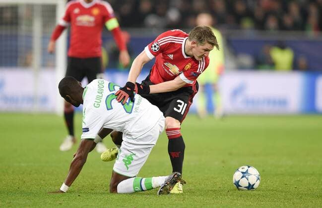 FUSSBALL CHAMPIONS LEAGUE SAISON 2015 2016 VORRUNDE VfL Wolfsburg - Manchester United ManU 08.12.2015 Josuha Guilavogui (li, VfL Wolfsburg) gegen Bastian Schweinsteiger (re, Manchester United FC) 
