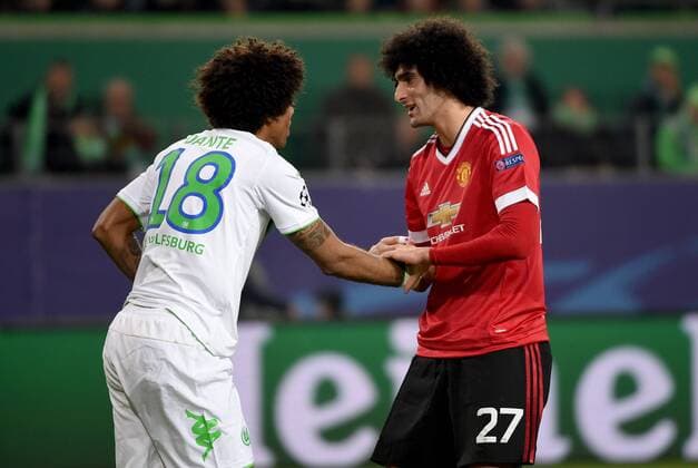 Fußball, Champions League, VfL Wolfsburg - Manchester United 08.12.2015, xjhx, Fussball UEFA Champions League, VfL Wolfsburg - Manchester United ManU emspor v.l. Dante (VfL Wolfsburg), Marouane Fellaini (Manchester United) gibt Anweisungen, gestikuliert, mit den Armen gestikulieren gives instructions, gesticulate zueinander bei mit Afro Frisur
