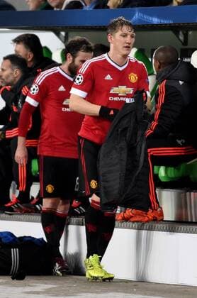 Fußball, Champions League, VfL Wolfsburg - Manchester United 08.12.2015, xjhx, Fussball UEFA Champions League, VfL Wolfsburg - Manchester United ManU emspor v.l. Bastian Schweinsteiger (Manchester United) nach der Auswechselung an der Bank