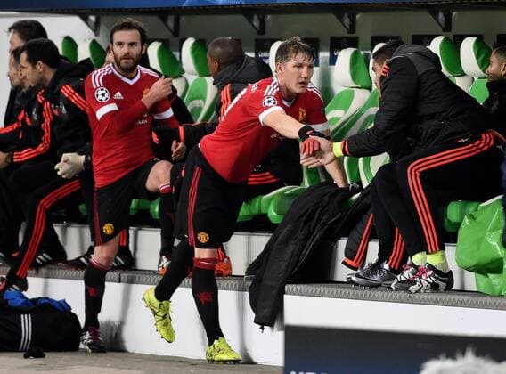 Fußball, Champions League, VfL Wolfsburg - Manchester United 08.12.2015, xjhx, Fussball UEFA Champions League, VfL Wolfsburg - Manchester United ManU emspor v.l. Bastian Schweinsteiger (Manchester United) nach der Auswechselung an der Bank