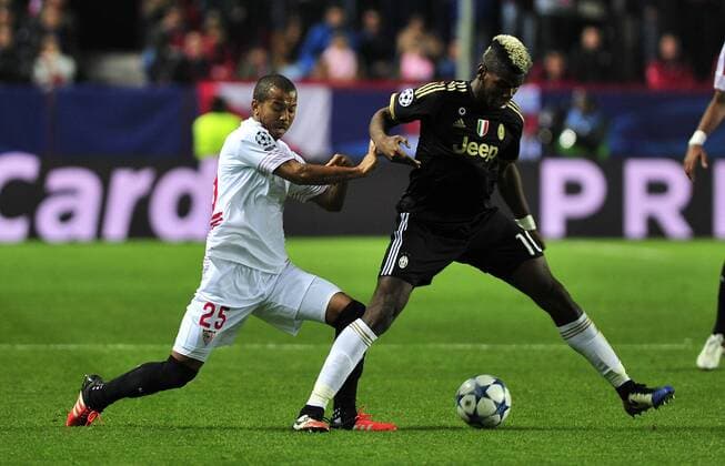 Fußball, Champions League, FC Sevilla - Juventus Turin Fußball, Champions League: FC Sevilla - Juventus Turin Paul Pogba (juventus, re.) gegen Mariano (Sevilla) . 