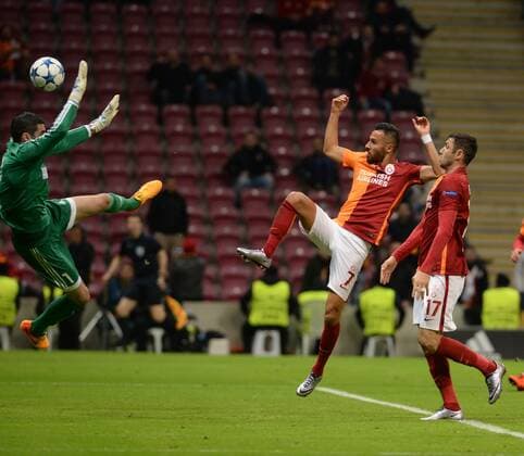 Fußball, Champions League, Galatasaray Istanbul - FC Astana UEFA Champions League Group C soccer match between Galatasaray - Astana in Istanbul, Turkey, 08 December 2015. Pictured: Yasin Oztekin 7, Burak Yilmaz 17 of Galatasaray and Goalkeeper Nenad Eric of Astana. 