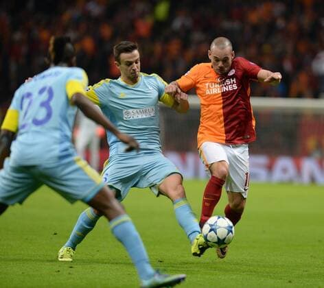Fußball, Champions League, Galatasaray Istanbul - FC Astana UEFA Champions League Group C soccer match between Galatasaray - Astana in Istanbul, Turkey, 08 December 2015. Pictured: Wesley Snejder (R) of Galatasaray and Nemanja Maksimovic 6 of Astana. 