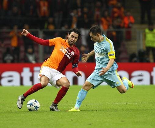 Fußball, Champions League, Galatasaray Istanbul - FC Astana UEFA Champions League Group C soccer match between Galatasaray - Astana in Istanbul, Turkey, 08 December 2015. Pictured: Selcuk Inan (L) of Galatasaray and of Astana. 