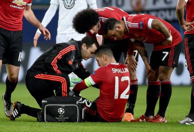 Fußball, Champions League, VfL Wolfsburg - Manchester United 08.12.2015, xjhx, Fussball UEFA Champions League, VfL Wolfsburg - Manchester United ManU emspor v.l. Chris Smalling (Manchester United) am Boden