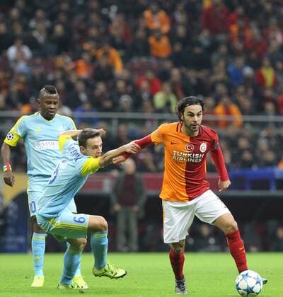 Bilder des Tages - SPORT Fußball, Champions League, Galatasaray Istanbul - FC Astana UEFA Champions League Group C soccer match between Galatasaray - Astana in Istanbul, Turkey, 08 December 2015. Pictured: Selcuk Inan (R) of Galatasaray and Nemanja Maksimovic of Astana. 