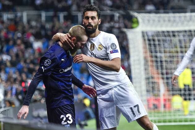 Themen der Woche - Sport Bilder des Tages - SPORT Fußball, Champions League, Real Madrid feiert Rekordsieg gegen Malmö FF 151208 Malmö FFs Jo Inge Berget kramas om av Real Madrids Alvaro Arbeloa under fotbollsmatchen i Champions League mellan Real Madrid och Malmö FF den 8 december 2015 i Madrid.  Copyright: LUDVIGxTHUNMAN BB151208LT110
