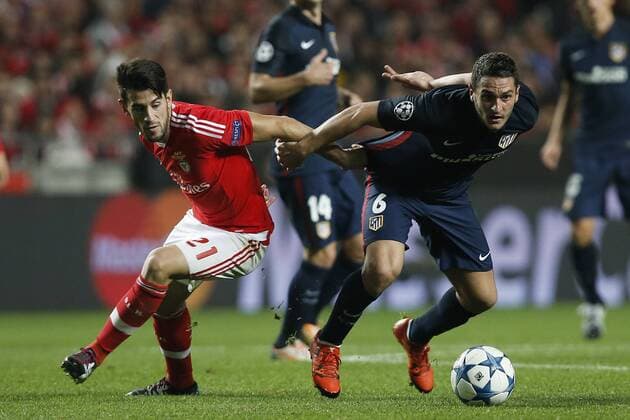 Bilder des Tages - SPORT Fußball, Champions League, Benfica Lissabon - Atletico Madrid Dec. 8, 2015 - Lisbon, Portugal - Benfica s forward Pizzi (L) vies for the ball with Atletico Madrid s midfielder Koke (R) during the Champions League football match between SL Benfica and Atletico de Madrid at Luz Stadium in Lisbon on December 8, 2015. NURPHOTO CARLOS PALMA. FBL-EUR-C1-BENFICA-ATLETICO  - ZUMAn230