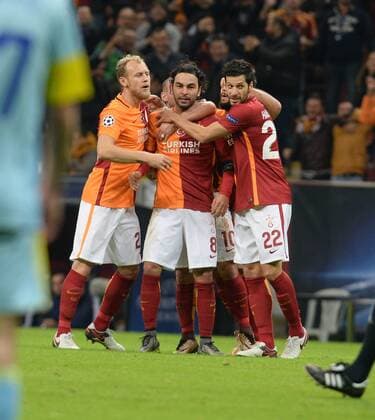 Fußball, Champions League, Galatasaray Istanbul - FC Astana UEFA Champions League Group C soccer match between Galatasaray - Astana in Istanbul, Turkey, 08 December 2015. Pictured: Galatasaray players celebrates for Selcuk Inan s goal. 