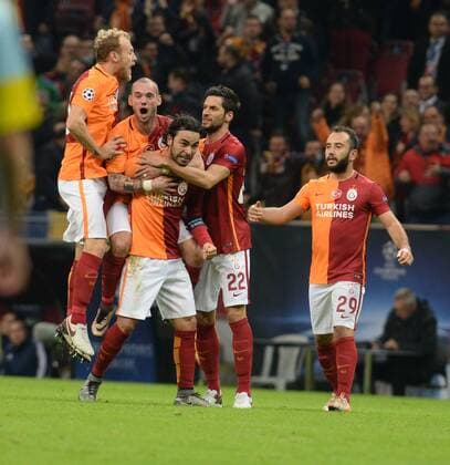 Fußball, Champions League, Galatasaray Istanbul - FC Astana UEFA Champions League Group C soccer match between Galatasaray - Astana in Istanbul, Turkey, 08 December 2015. Pictured: Galatasaray players celebrates for Selcuk Inan s goal. 
