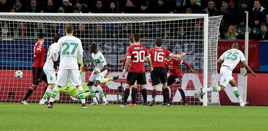 Fußball, Champions League, VfL Wolfsburg - Manchester United 08.12.2015, xjhx, Fussball UEFA Champions League, VfL Wolfsburg - Manchester United ManU emspor v.l. David de Gea (Manchester United), Naldo (VfL Wolfsburg) Goal scored, Tor zum 3:2