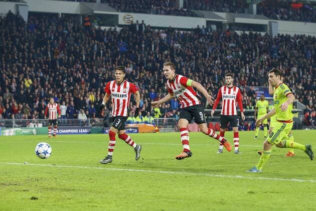 Fußball, Champions League, PSV Eindhoven - ZSKA Moskau (L-R) Hector Moreno of PSV, Luuk de Jong of PSV, Gaston Pereiro of PSV, Alan Dzagoev of CSKA Moscow 1-1 during the UEFA Champions League match between PSV Eindhoven and CSKA Moscow on December 8, 2015 at the Philips stadium in Eindhoven, The Netherlands. PSV v CSKA Moscow UEFA Champions League 2015 2016 xVIxxIVx 4676068