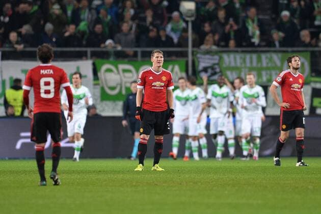 Fußball, Champions League, VfL Wolfsburg besiegt Manchester United Fußball Champions League Gruppenphase 6. Spieltag VfL Wolfsburg - Manchester United ManU am 08.12.2015 in der Volkswagen Arena in Wolfsburg Bastian Schweinsteiger ( Manchester ), mitte ist beim Torjubel der Wolfsburger zum 2:1 enttäuscht xTTx