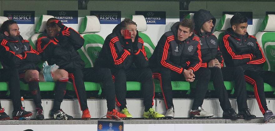 Fußball, Champions League, VfL Wolfsburg besiegt Manchester United 08.12.2015, Fussball UEFA Champions League 2015 2016, Gruppenphase, 6.Spieltag, VfL Wolfsburg - Manchester United ManU in der Volkswagen Arena, Wolfsburg. Bastian Schweinsteiger (mi., Manchester United) sitzt enttäuscht auf der Bank 