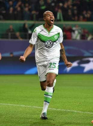 Fußball, Champions League, VfL Wolfsburg besiegt Manchester United 08.12.2015, Fussball, Saison 2015 2016, Champions League, 2015 16, Vorrunde, VfL Wolfsburg - Manchester United ManU Jubel Naldo (VfL Wolfsburg)