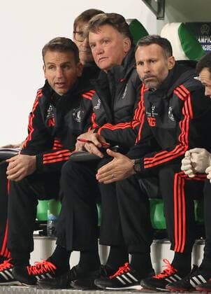 Fußball, Champions League, VfL Wolfsburg besiegt Manchester United Trainer Louis van Gaal, Co Trainer Ryan Giggs Fußball Fussball UEFA Championsleague Herren Saison 2015 2016 08.12.2015 VfL Wolfsburg vs. Manchester United ManU FC ManU
