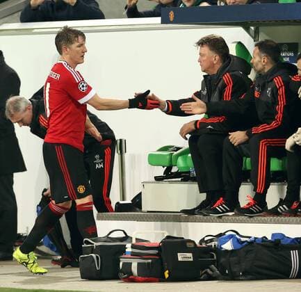 Fußball, Champions League, VfL Wolfsburg besiegt Manchester United Auswechselung Bastian Schweinsteiger, Trainer Louis van Gaal Fußball Fussball UEFA Championsleague Herren Saison 2015 2016 08.12.2015 VfL Wolfsburg vs. Manchester United ManU FC ManU
