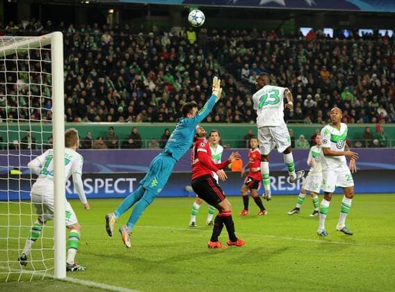 Fußball, Champions League, VfL Wolfsburg besiegt Manchester United Naldo Eigentor zum 2:2, Josuha Guilavogui, Torwart Diego Benaglio Fußball Fussball UEFA Championsleague Herren Saison 2015 2016 08.12.2015 VfL Wolfsburg vs. Manchester United ManU FC ManU