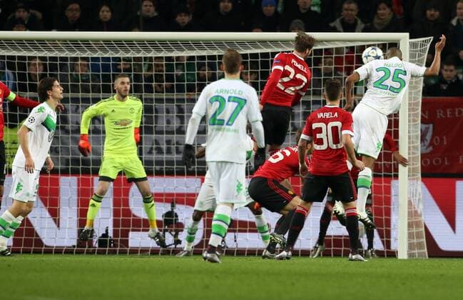 Fußball, Champions League, VfL Wolfsburg besiegt Manchester United Naldo Kopfballtor zum 3:2, Guillermo Varela 30, Nick Powell 22 Aktion Spielszene Zweikampf Fußball Fussball UEFA Championsleague Herren Saison 2015 2016 08.12.2015 VfL Wolfsburg vs. Manchester United ManU FC ManU