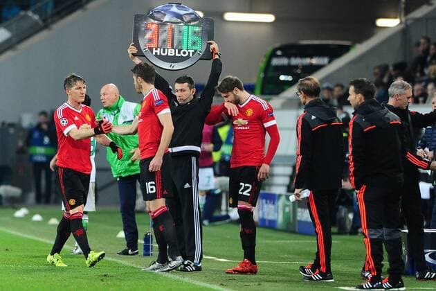 Fußball, Champions League, VfL Wolfsburg besiegt Manchester United Fussball Champions League Vorrunde 6. Spieltag VfL Wolfsburg - Manchester United ManU am 08.12.2015 in der Volkswagen Arena in Wolfsburg Bastian Schweinsteiger ( Manchester United ) geht aus dem Spiel xPBJPGx