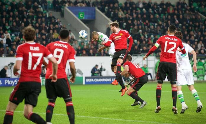 Fussball Wolfsburg 08.12..2015 Champions League VFLWolfsburg - Manchester United ManU Tor zum 3:2 durch Naldo (Wolfsburg, No.25) Nick Powell (Manchester, No.22) Michael Carrick (Manchester, No.16)